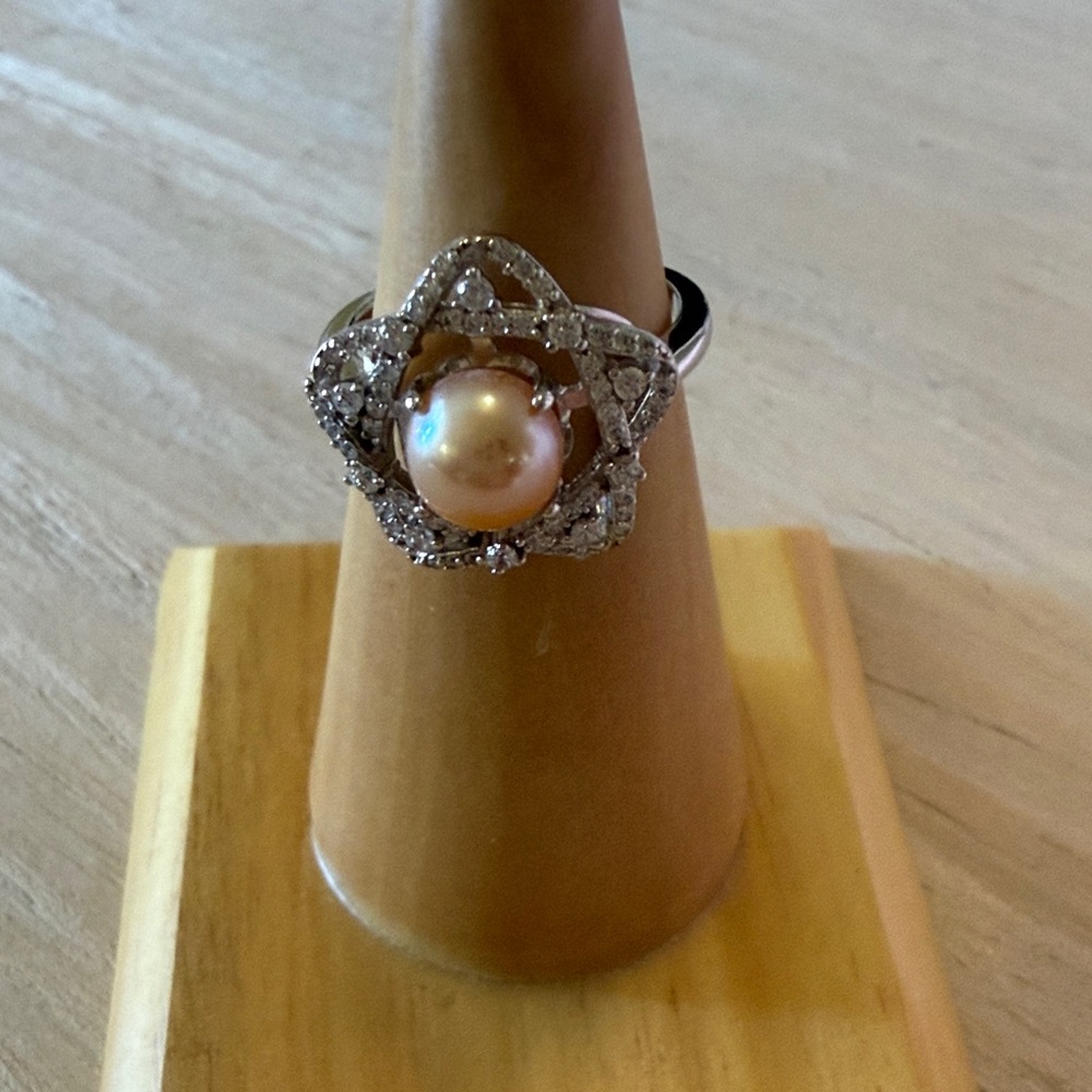Elegant Pearl and Silver Women's Ring